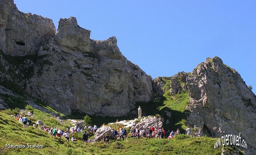 34 Cattedrale di roccia per la Messa.JPG